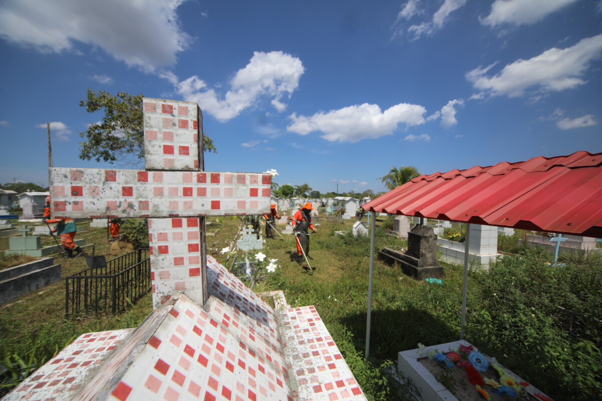 Prefeitura realiza mutirão de limpeza nos cemitérios para visitação no Dia dos Pais em Manaus