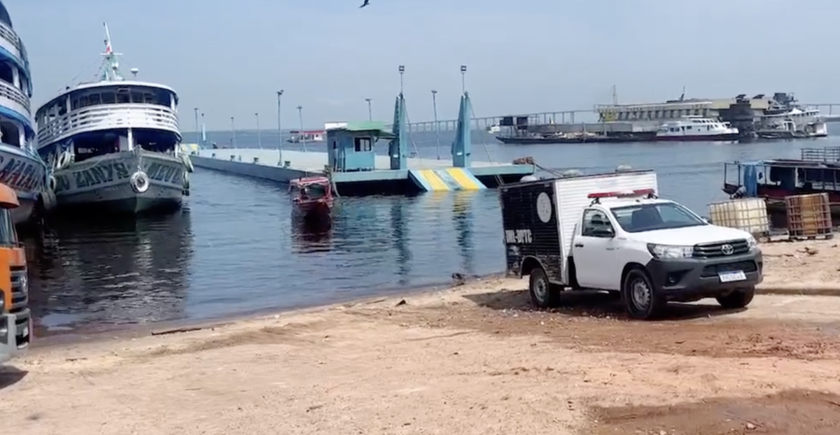 URGENTE: c0rpo enrolado em lona é desov4do em rio no bairro Aparecida; veja vídeo
