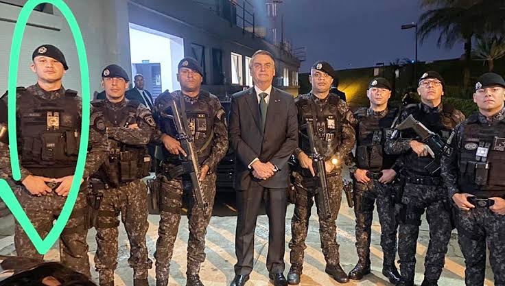 Jair Bolsonaro doa R$ 100 mil a viúva de soldado m0rto em operação