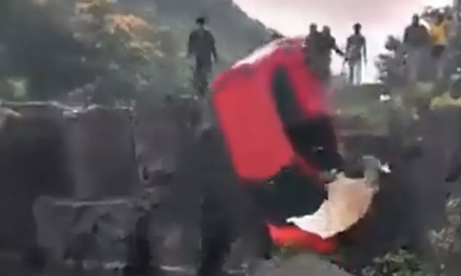 Desesperador: carro despenca de cachoeira com criança dentro; veja o vídeo
