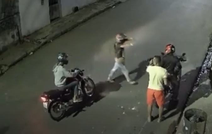 Mototaxista tem moto roubada enquanto deixava passageiro na ZL de Manaus; veja o vídeo