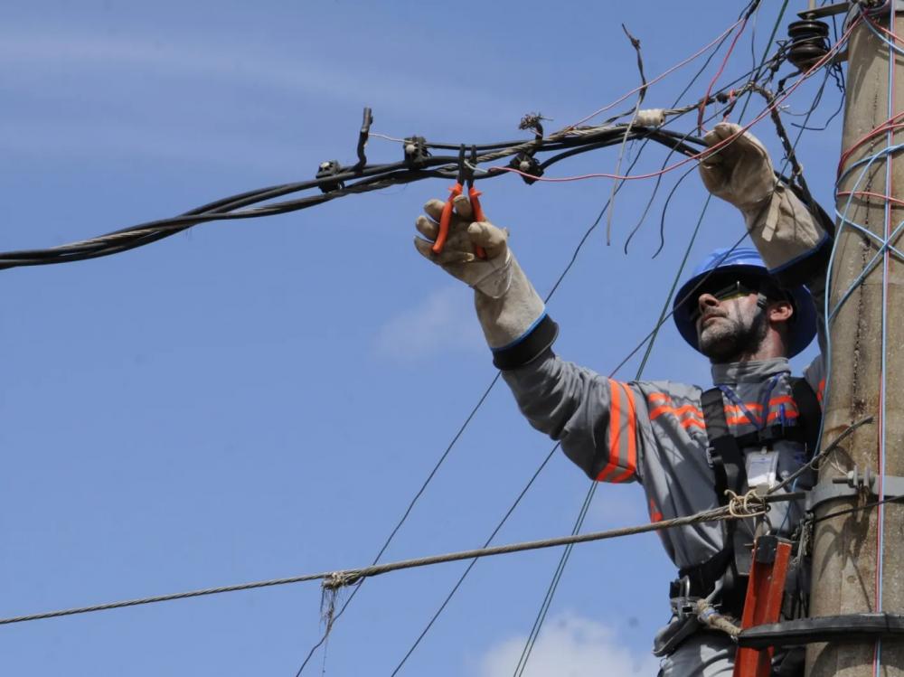 Bairros de Manaus irão ficar sem energia neste domingo (13); confira quais