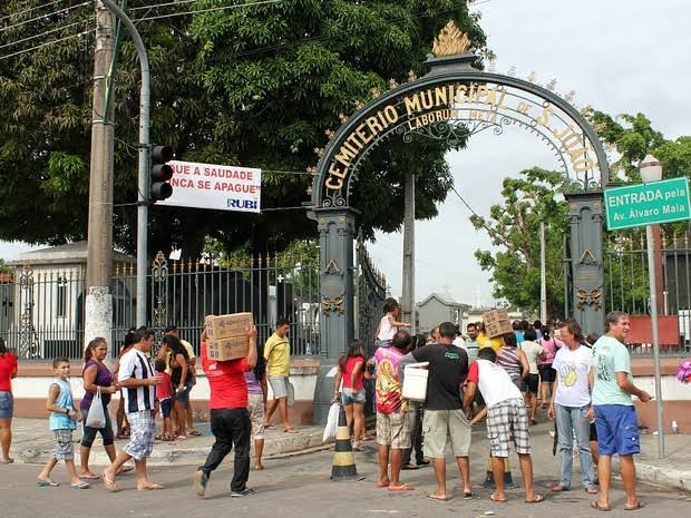 Cemitérios de Manaus recebem população para homenagens ao Dia dos Pais