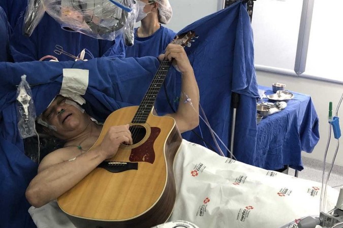 Paciente canta e toca violão durante cirurgia para retirada de tumor no cérebro; veja vídeo