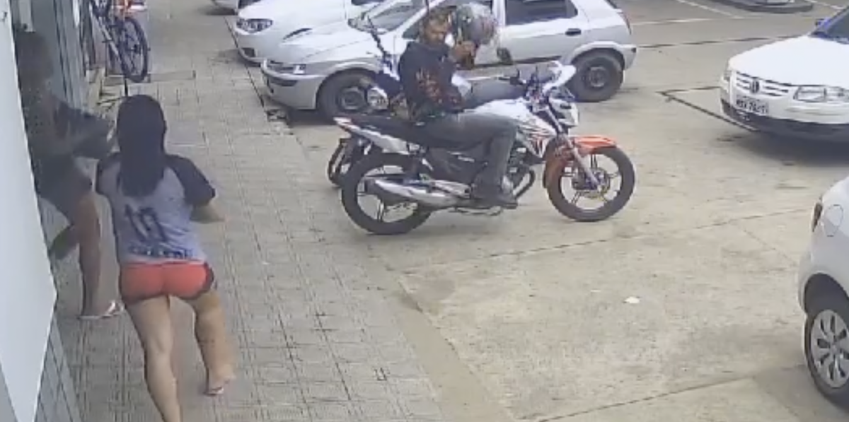 “Era desejo de grávida!”: com 4 meses, mulher descobre traição e tenta esg4nar amante do marido; veja vídeo