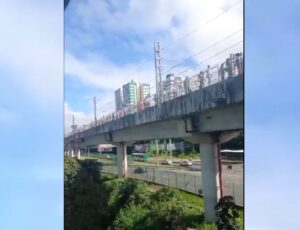 Passageiros andam pelos trilhos para deixar metrô em Salvador após Apagão Nacional