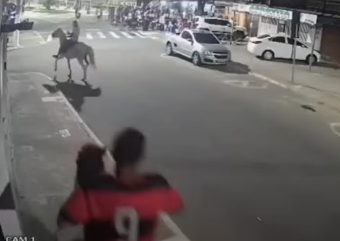 Vídeo mostra crimin0sos fortemente arm4dos chegando e fugindo a cavalo após assalto