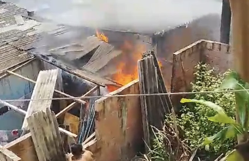 Urgente: incêndio destrói casa e família perde tudo no Petrópolis; veja o vídeo