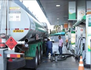 Aumento de quase R$ 1 no diesel reduz defasagens nos preços da Petrobrás, diz Ineep