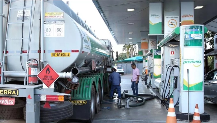 Aumento de quase R$ 1 no diesel reduz defasagens nos preços da Petrobrás, diz Ineep