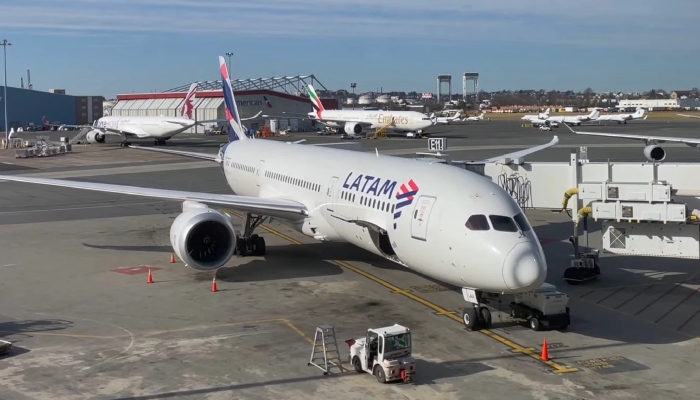 Piloto passa mal durante voo comercial e morre após pouso