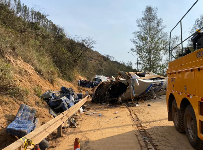 Tragédia: ônibus com torcedores do Corinthians capota e deixa vários m0rtos; veja fotos