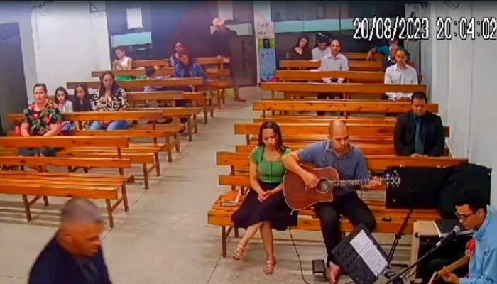 Viciado em drogas chega esfaque4do em Igreja e pede misericórdia antes de dar último suspiro; veja vídeo