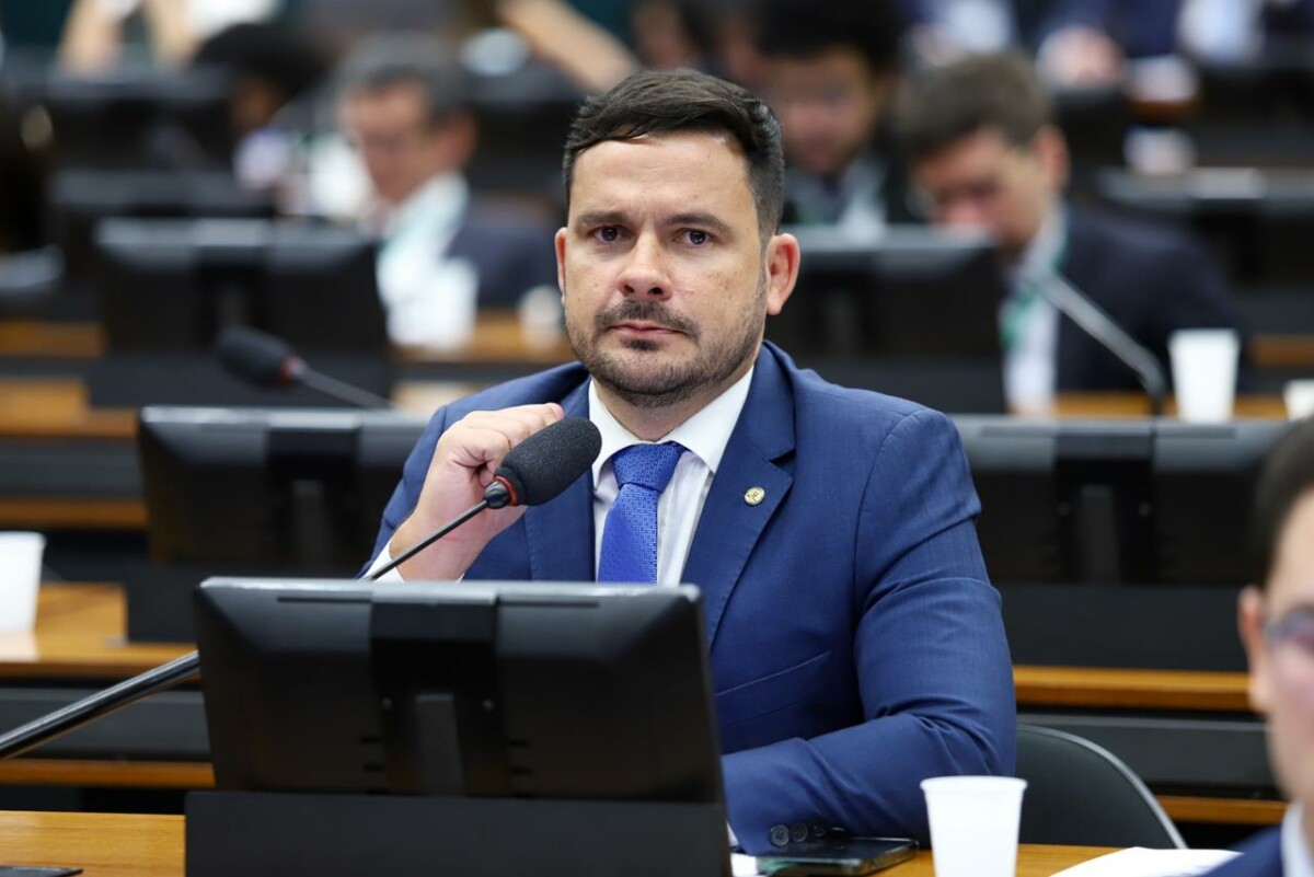 Capitão Alberto Neto pede esclarecimentos ao Ministro Carlos Lupi sobre juros do crédito consignado