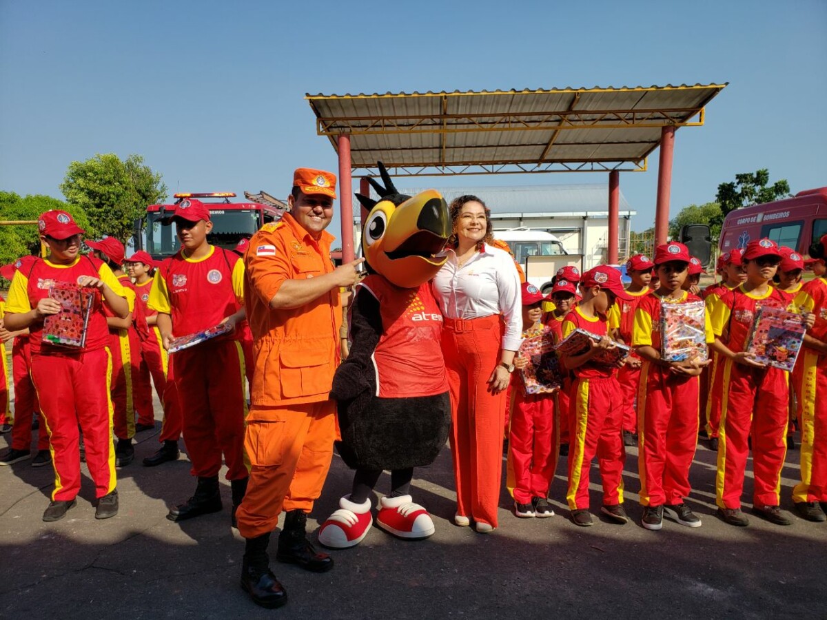 Bombeiros Mirins recebem kits educacionais do Grupo Atem
