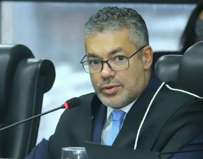 Conselheiro do TCE-AM condena projeto de lixeira no Rio Tarumã-Açu