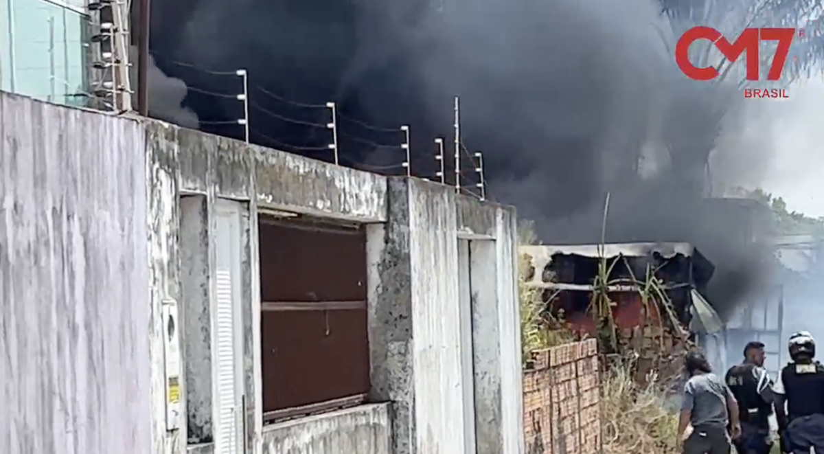 URGENTE: incêndio em sucateiro deixa moradores do Novo Aleixo em pânico; veja vídeos