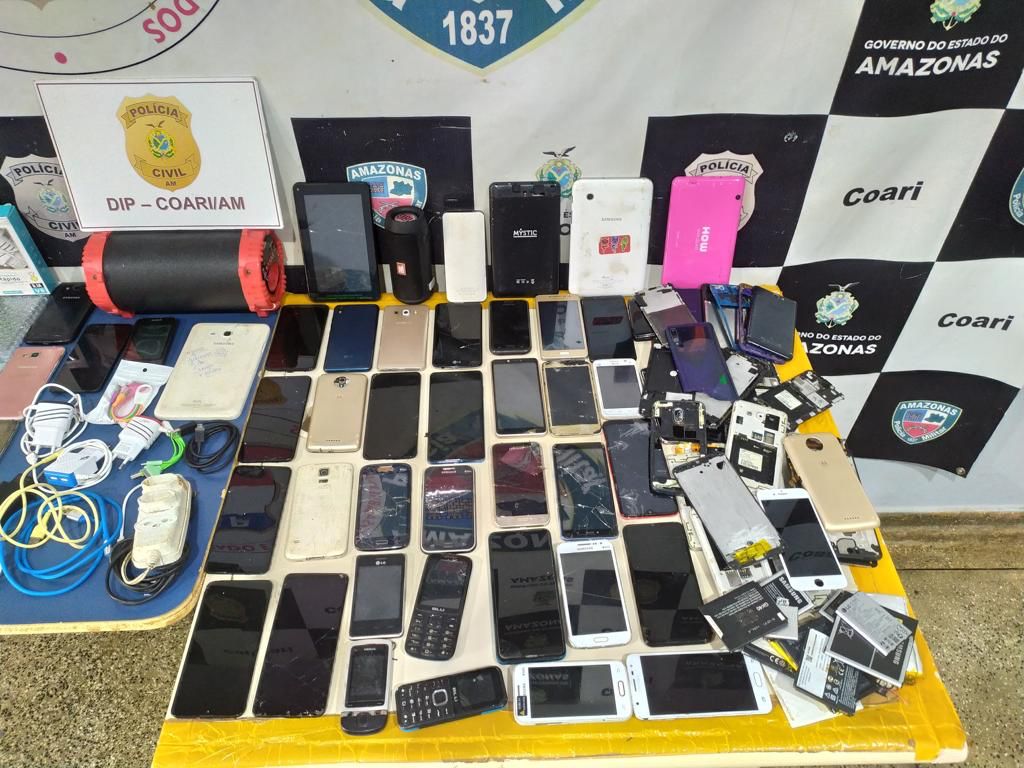 Polícia Civil prende dupla por receptação qualificada  e apreende 27 celulares roubados em Coari