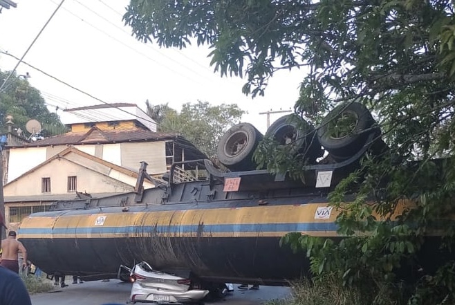 Urgente: carro é esmagado por carreta em grave acidente no Puraquequara; veja vídeos