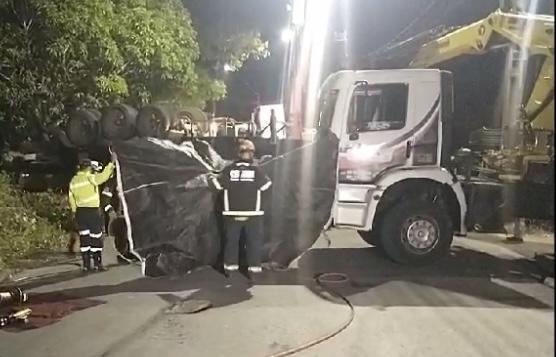 Confirmado: duas pessoas m0rreram dentro de carro esmagad0 por carreta no Puraquequara