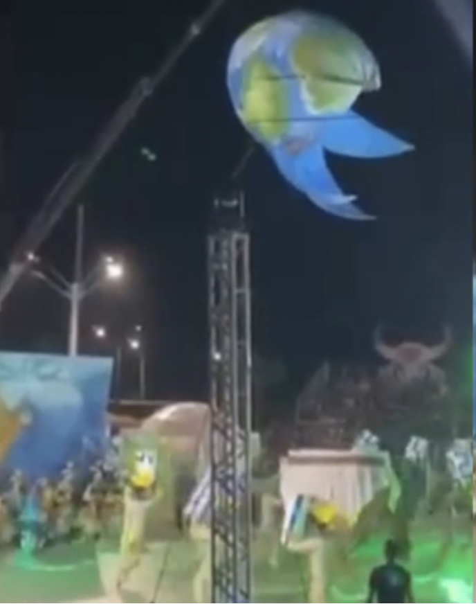 URGENTE: alegoria desaba durante festival folclórico e deixa ‘cunhã-poranga’ gravemente ferida; veja vídeo