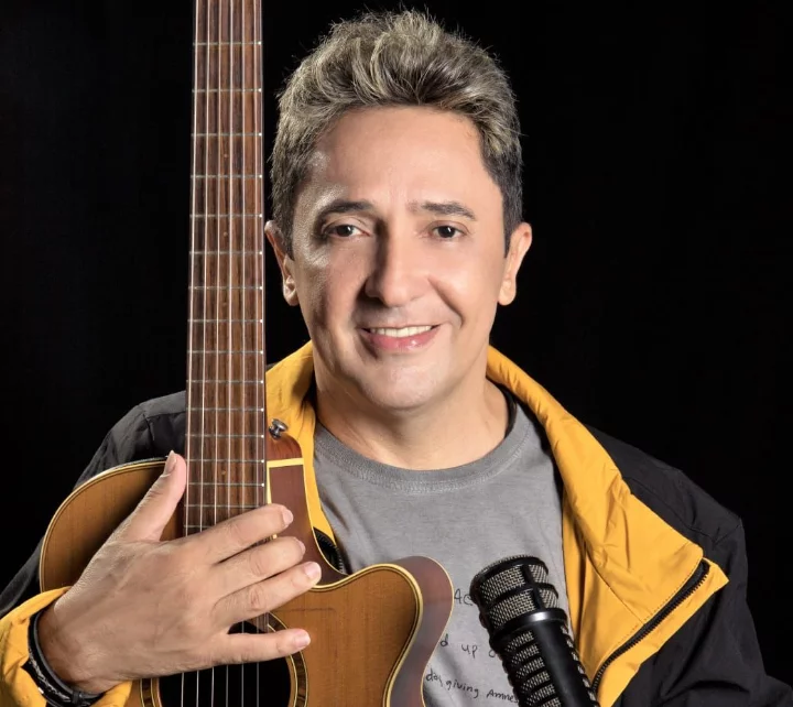 Casa de Praia Zezinho Corrêa recebe o artista Tom Cleber neste domingo, 27; a entrada é gratuita