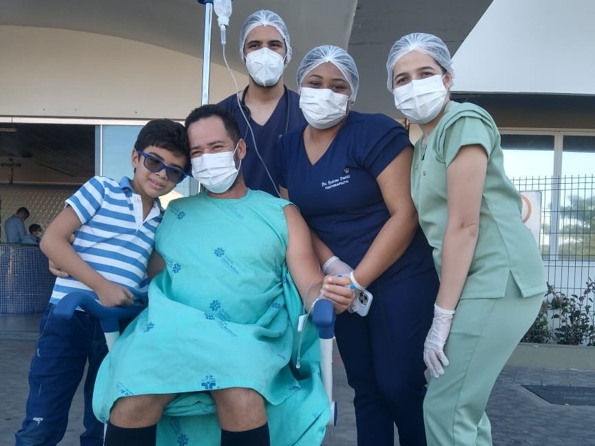 Homem que foi atingido por aparelho de 150 kg em academia volta a sentir as pernas: ‘Esperança’