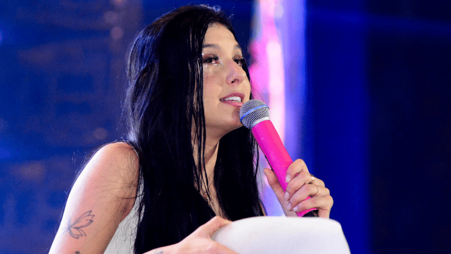 Ana Castela chora após não conseguir atingir nota de música durante show; veja vídeo