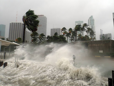 Tempestade se aproxima da Flórida e pode virar furacão