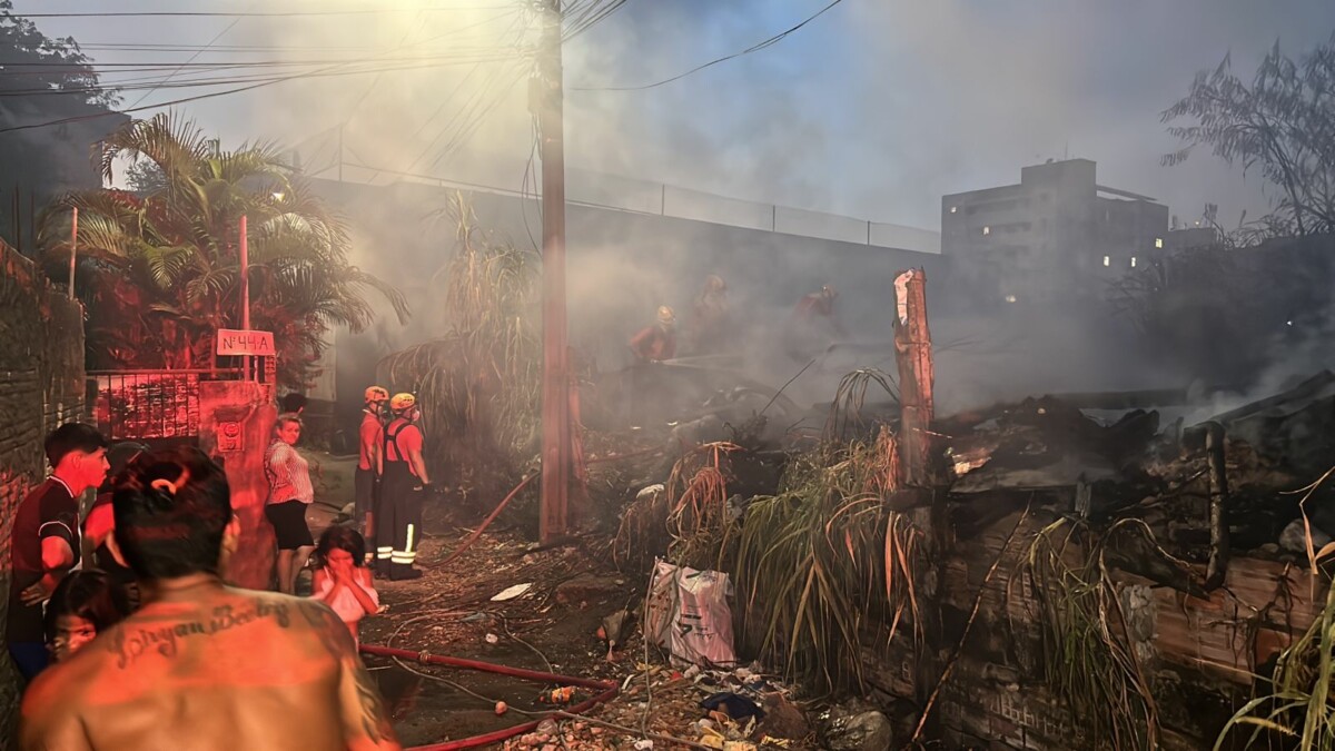 Terreno abandonado pega fogo e apavora moradores no Coroado; veja