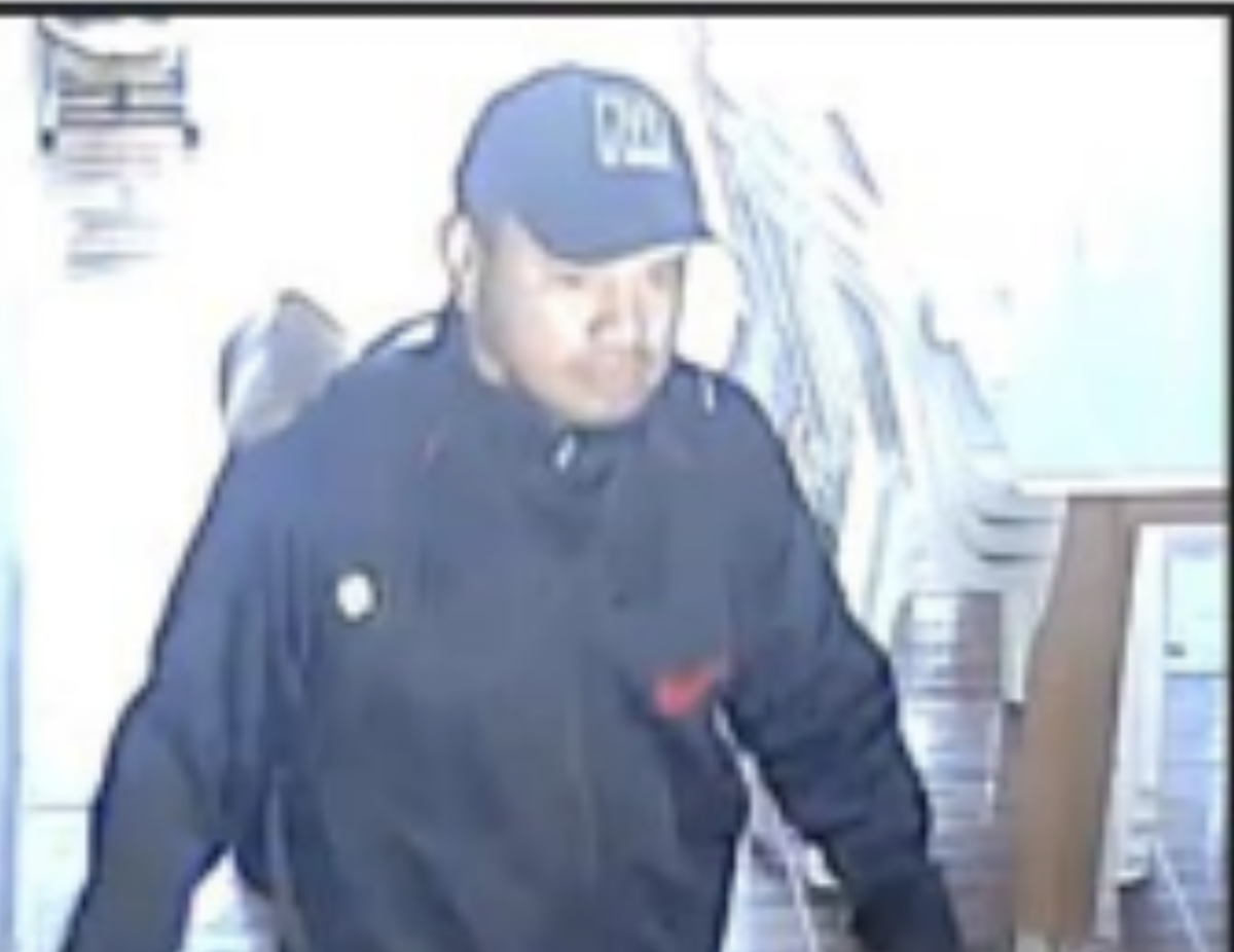 Polícia divulga imagem de homem procurado por assaltar residências no bairro Flores