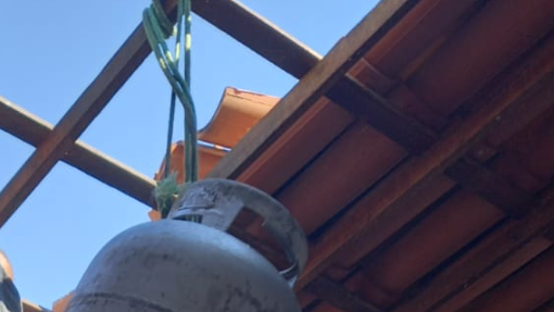 Ladrão m0rre pendurado ao tentar roubar botijão de gás; veja vídeo