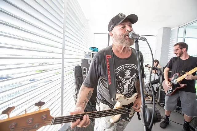 Baixista do ‘Ultraje a Rigor’ tem carro metralhad0 no dia do aniversário