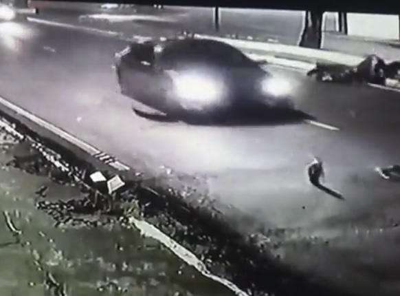 Entregador de lanche é arremessad0 em acidente na av. Efigênio Sales; veja o vídeo