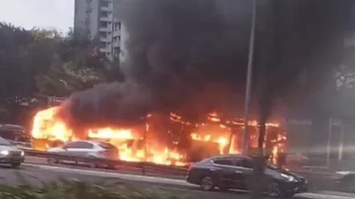 Ônibus pega fogo a caminho do festival The Town e passageiros ficam desesperados; veja vídeo