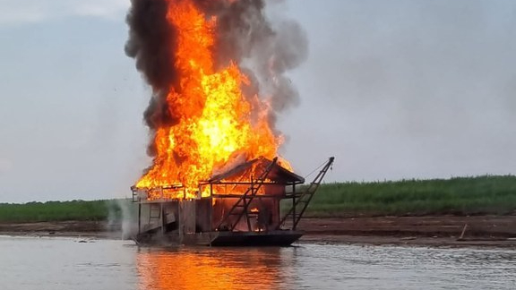 Operação da PF destrói mais de 300 balsas e dragas de garimpo ilegal no Amazonas