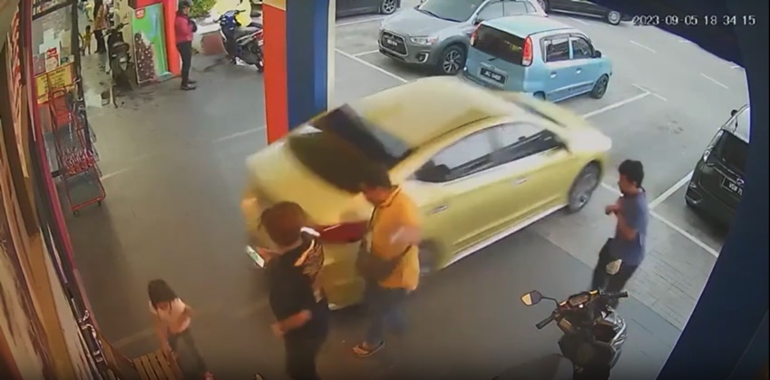 Marcha ré: carro invade conveniência e o pior acontece; veja vídeo