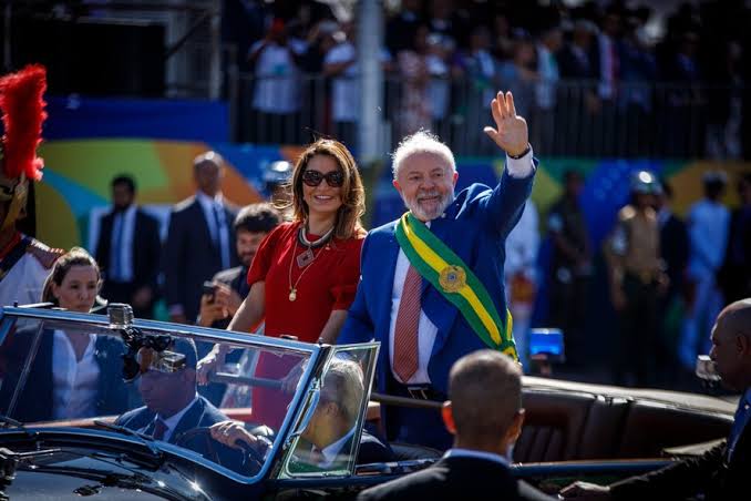 Lula chega em desfile de 7 de Setembro em carro aberto com segurança reforçada