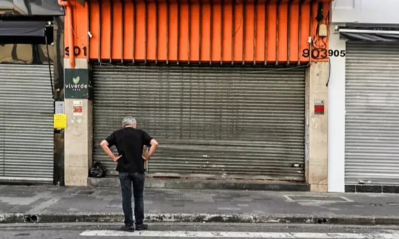 Brasil fecha mais de 400 mil empresas no 1º semestre de 2023; veja dados