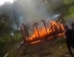 Homem traído se vinga e põe fogo em tudo que era da esposa; veja vídeo