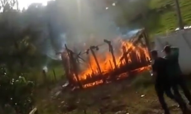 Homem traído se vinga e põe fogo em tudo que era da esposa; veja vídeo