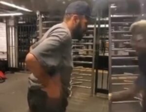 'Valentão drogado' comente grande covardia contra id0sa no metrô; veja vídeo