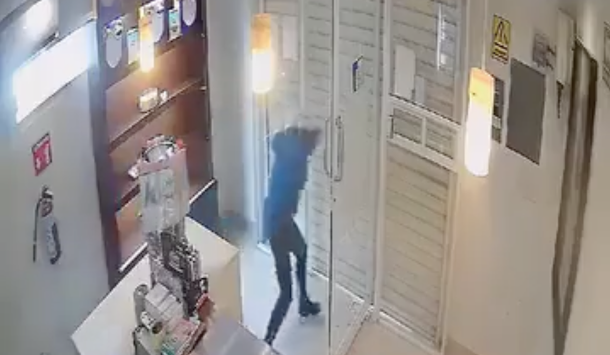 Assaltante desastrado grita ‘mamãe, me ajuda’ após ser trancado na loja; veja vídeo