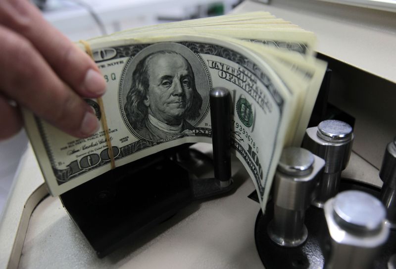 Após feriado, bolsa abre em baixa e dólar sobe com foco no exterior