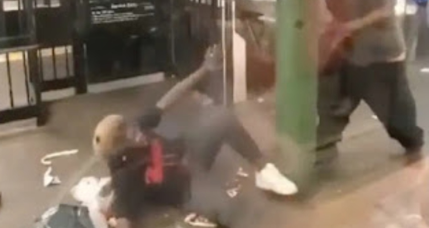 Idos@ é agredida com a própria bengala nos EUA