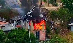 Família fica desabrigada após casa pegar fogo em Manaus; veja os vídeos