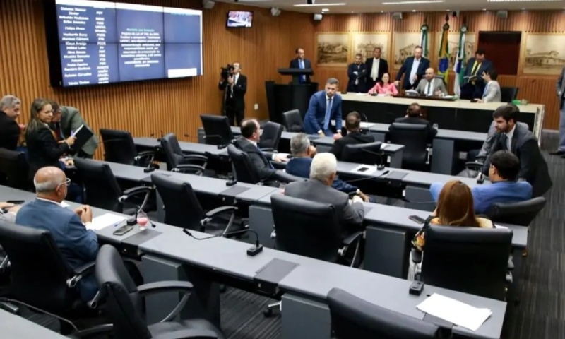 Câmara de Natal quer aprovar lei que autoriza político a ser vereador e deputado ao mesmo tempo