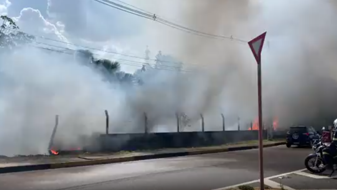 Incêndio de grandes proporções atinge vegetação e se espalha pela Avenida das Torres; veja vídeos