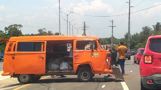 Acidente de trânsito na Ponte Rio Negro deixa três pessoas feridas; veja vídeo