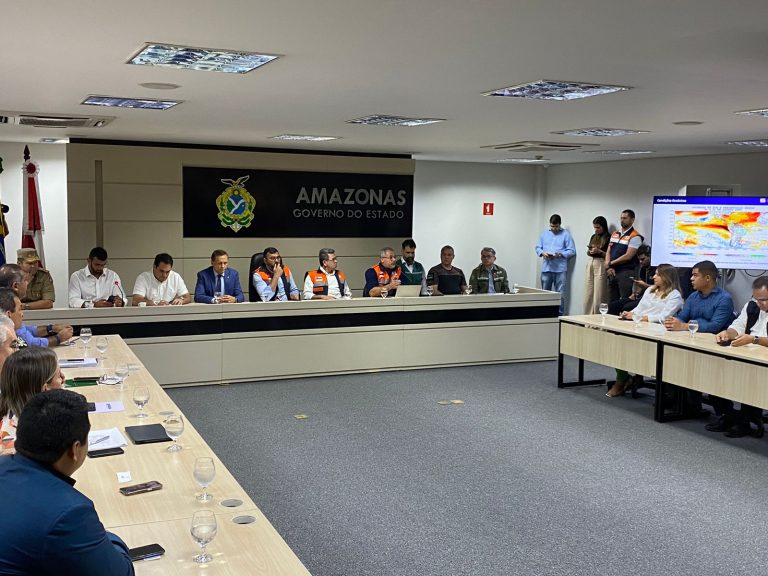 Governador decreta emergência ambiental no AM e anuncia investimento para Operação Estiagem 2023
